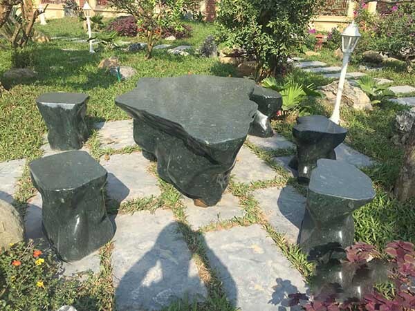 bộ bàn ghế đá tự nhiên đặt tại sân vườn biệt thự