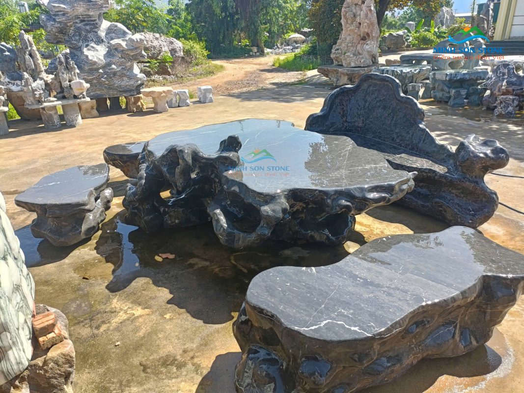 bàn ghế đá đen