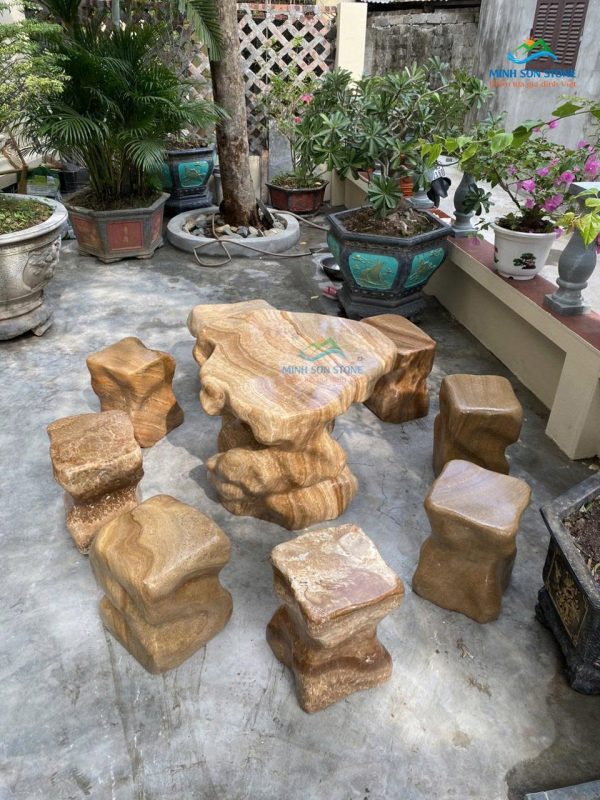 Bàn ghế đá vân gỗ tự nhiên của chị Huyền tại Bắc Ninh – mẫu bàn ghế đá tự nhiên 2025