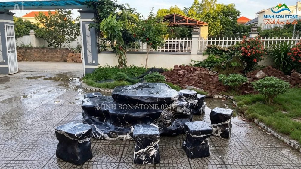 Bàn ghế đá phong thủy đặt tại sân vườn giúp thu hút tài lộc