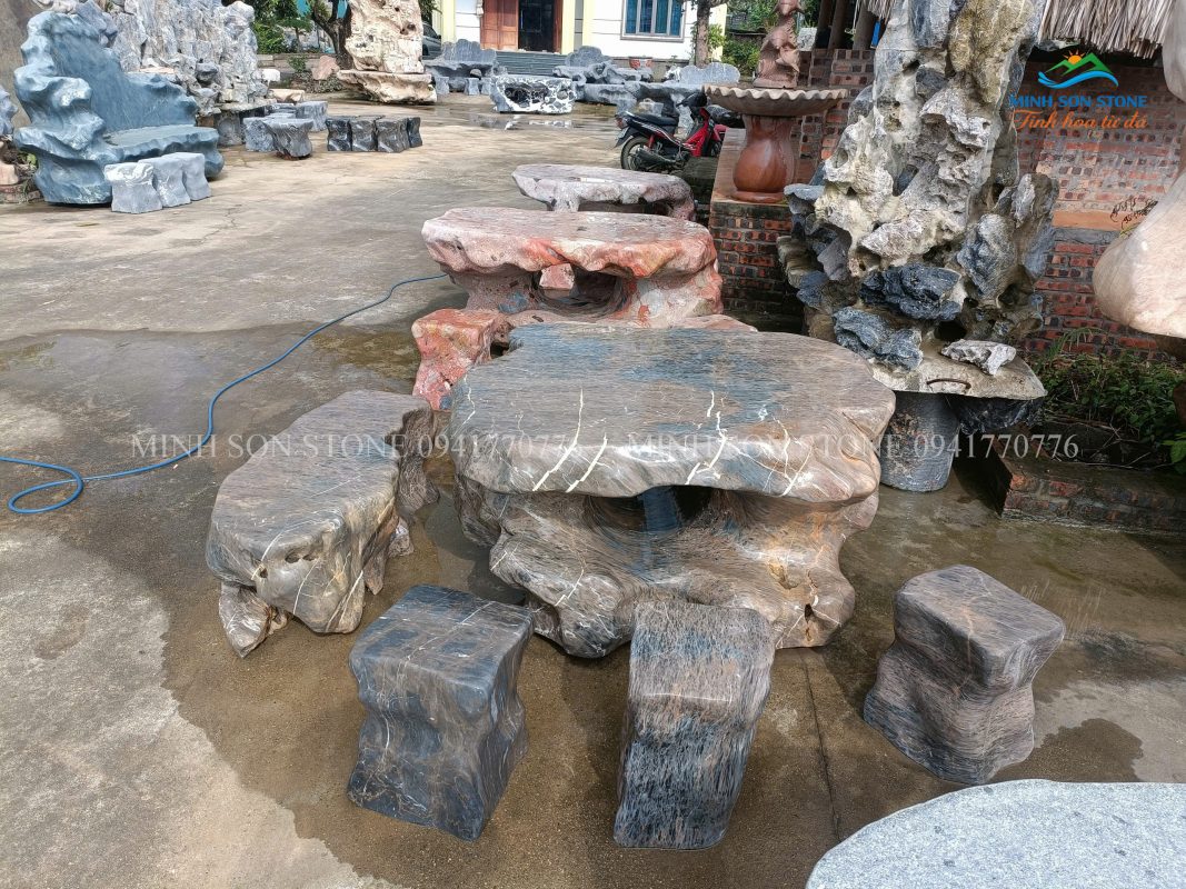 Bộ bàn ghế đá có vân và màu trầm Bộ bàn ghế đá có vân và màu trầm