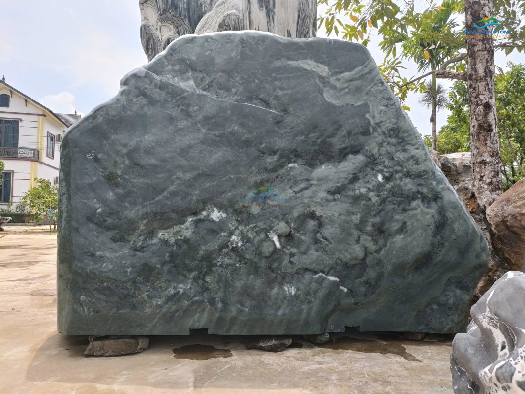 Biển hiệu được dạo hình và đánh bóng trước khi khắc chữ Biển hiệu được dạo hình và đánh bóng trước khi khắc chữ